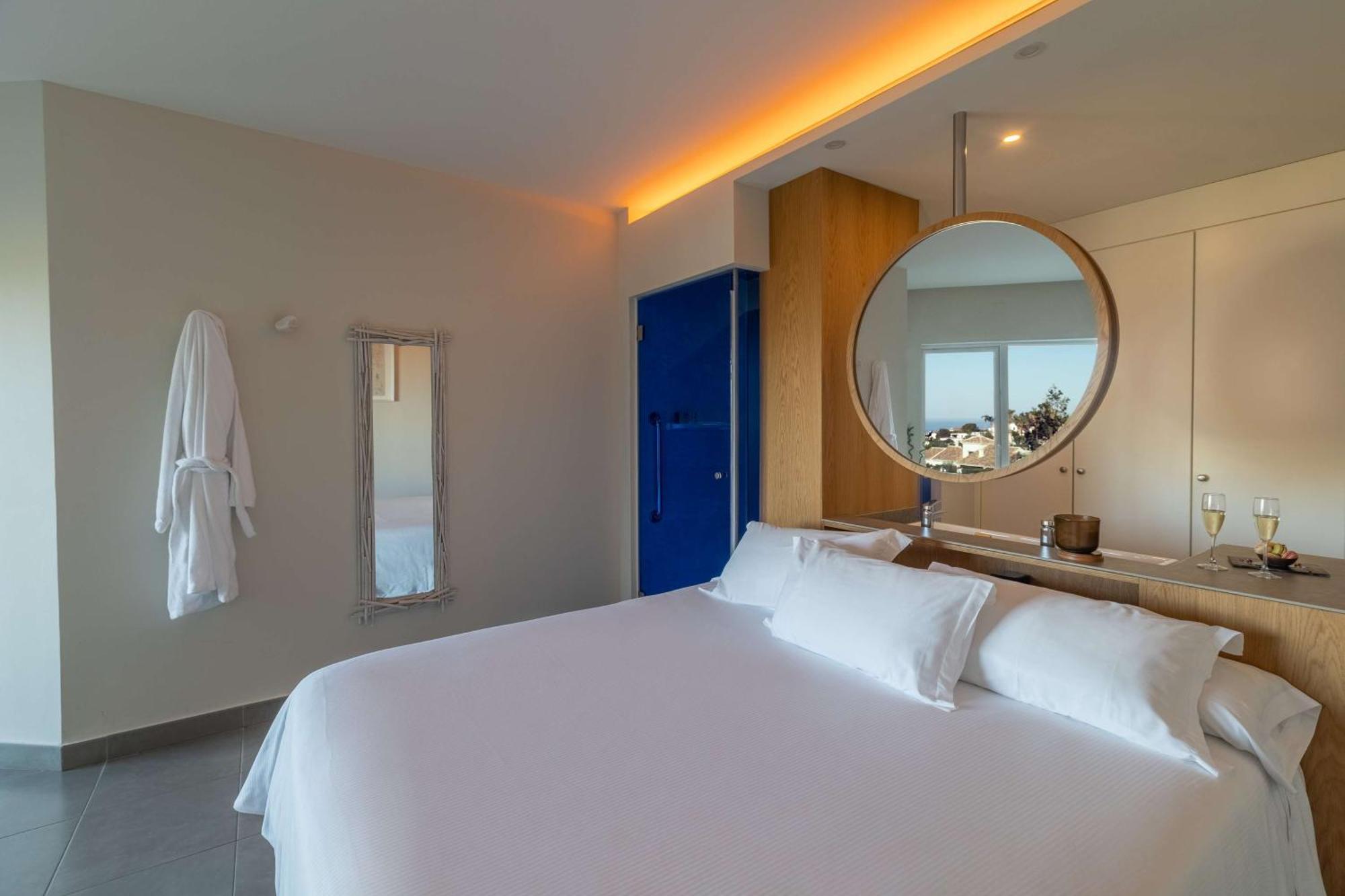 Deluxe King Room with Partial Sea View,1544827030:JPEG